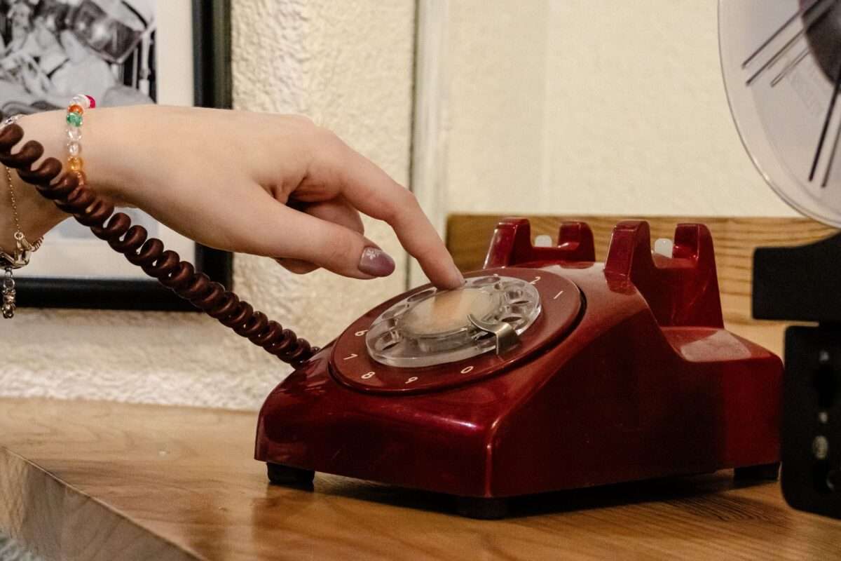 Altes Telefon mit Wählscheibe auf einem Tisch