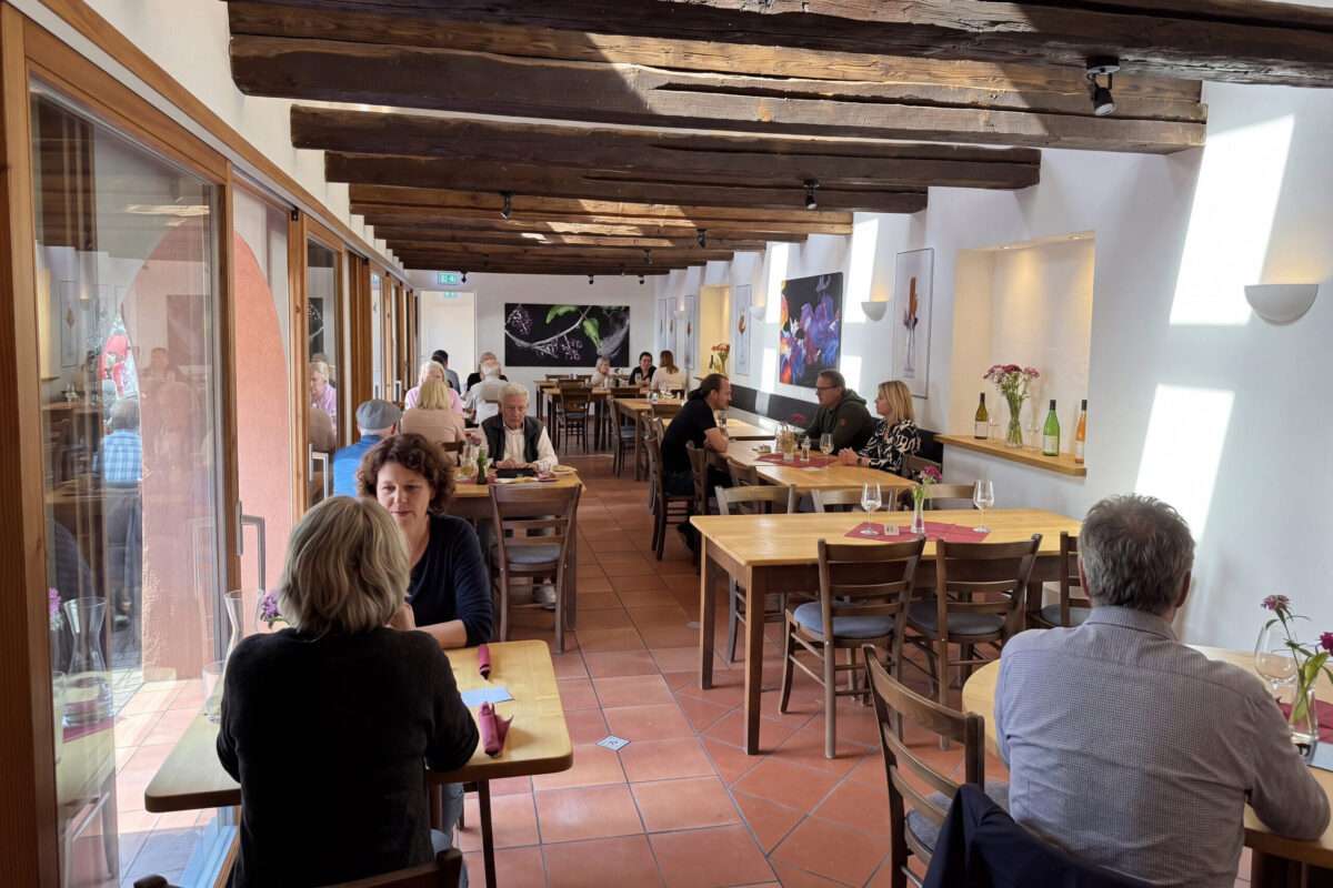 Gedeckter Tisch in der Lindenhof Straußi Müllheim mit Speisekarte zum Mittagstisch